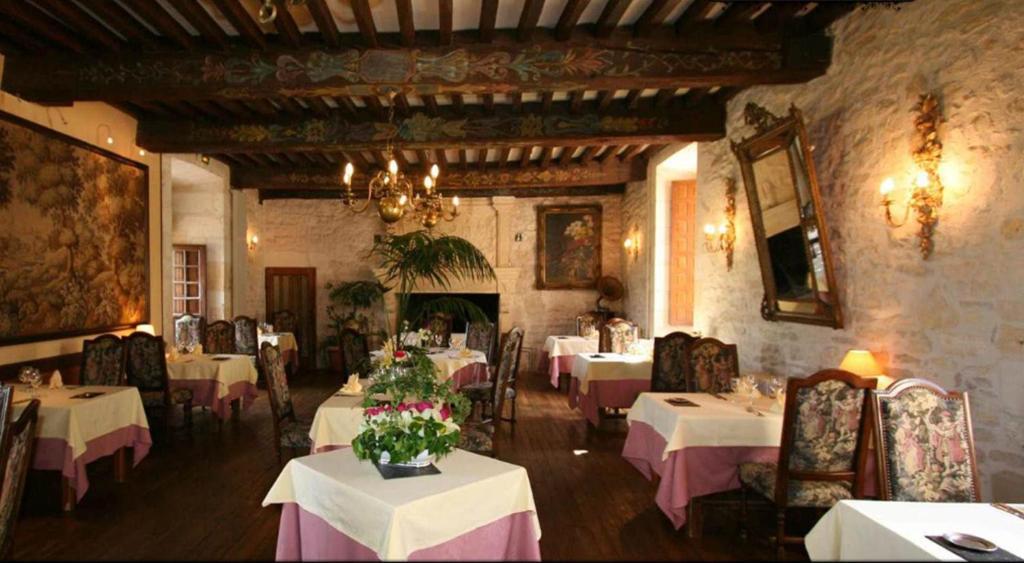 Chateau La Fleunie - Et Restaurant Hotel 4*