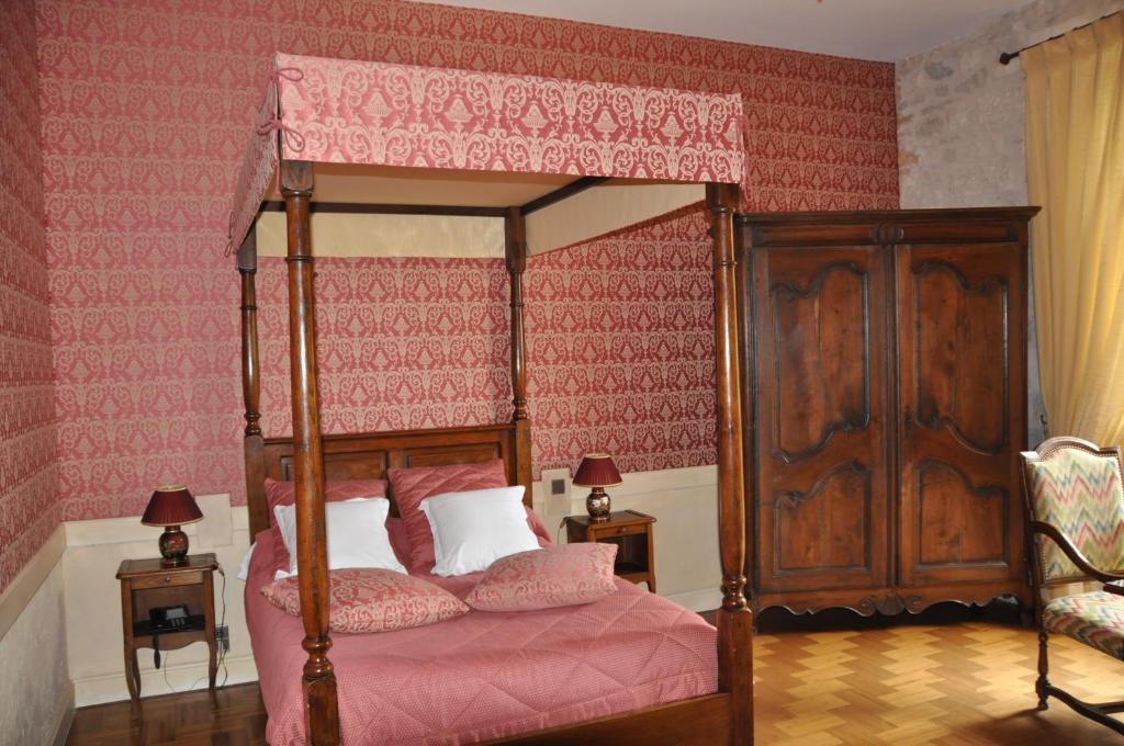 Chateau La Fleunie - Et Restaurant Hotel 4*