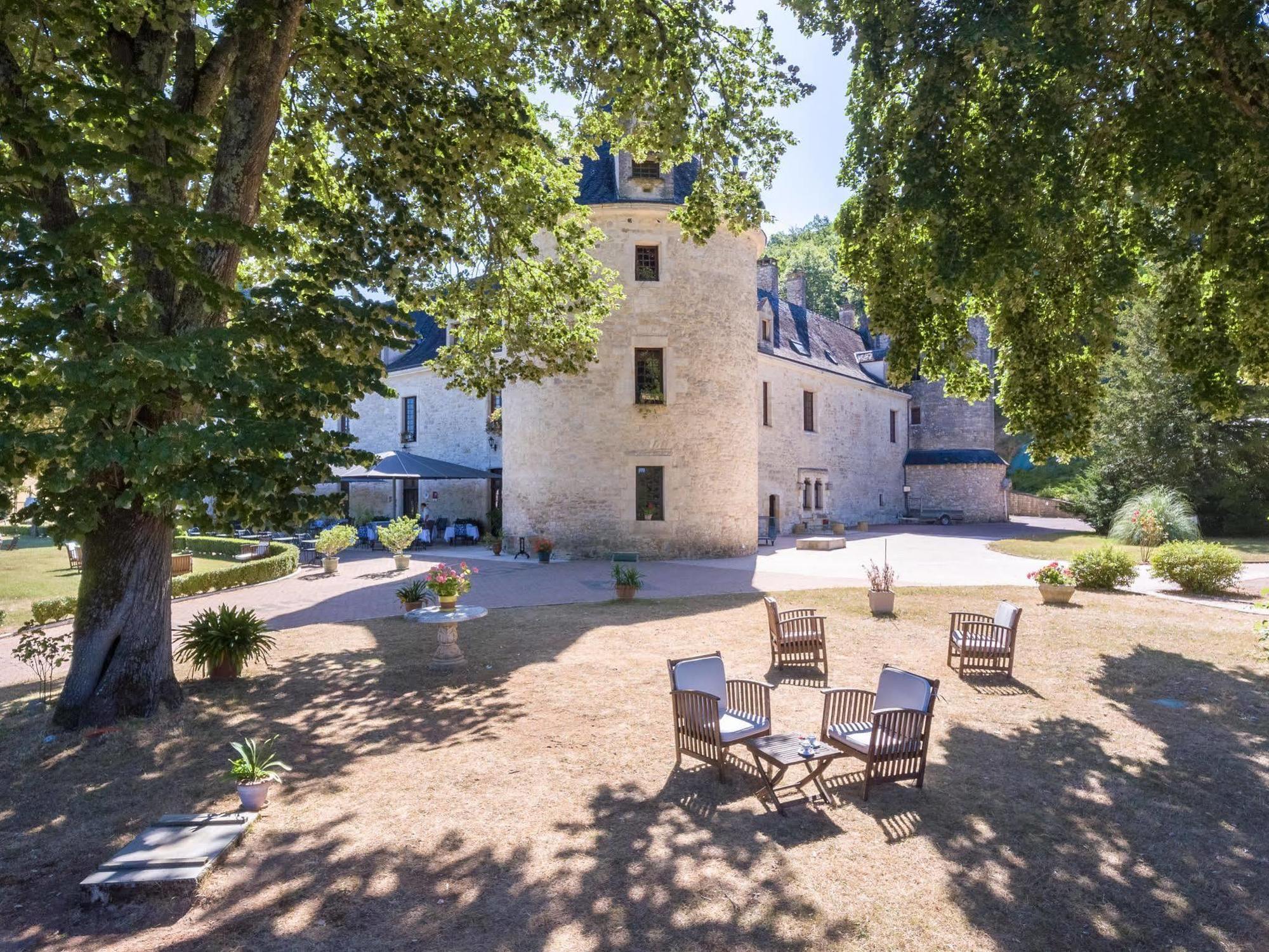 Chateau La Fleunie - Et Restaurant Hotel 4*